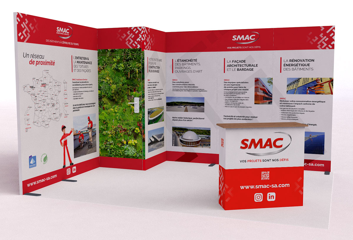 Maquette 3D d’un stand pour SMAC, avec des panneaux d’information rouges et blancs, un comptoir, et des éléments mettant en avant les services et la présence de l’entreprise dans différentes régions de France.